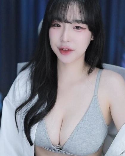 시원하게 까고 속옷 보여주는 여캠 ㄷㄷ